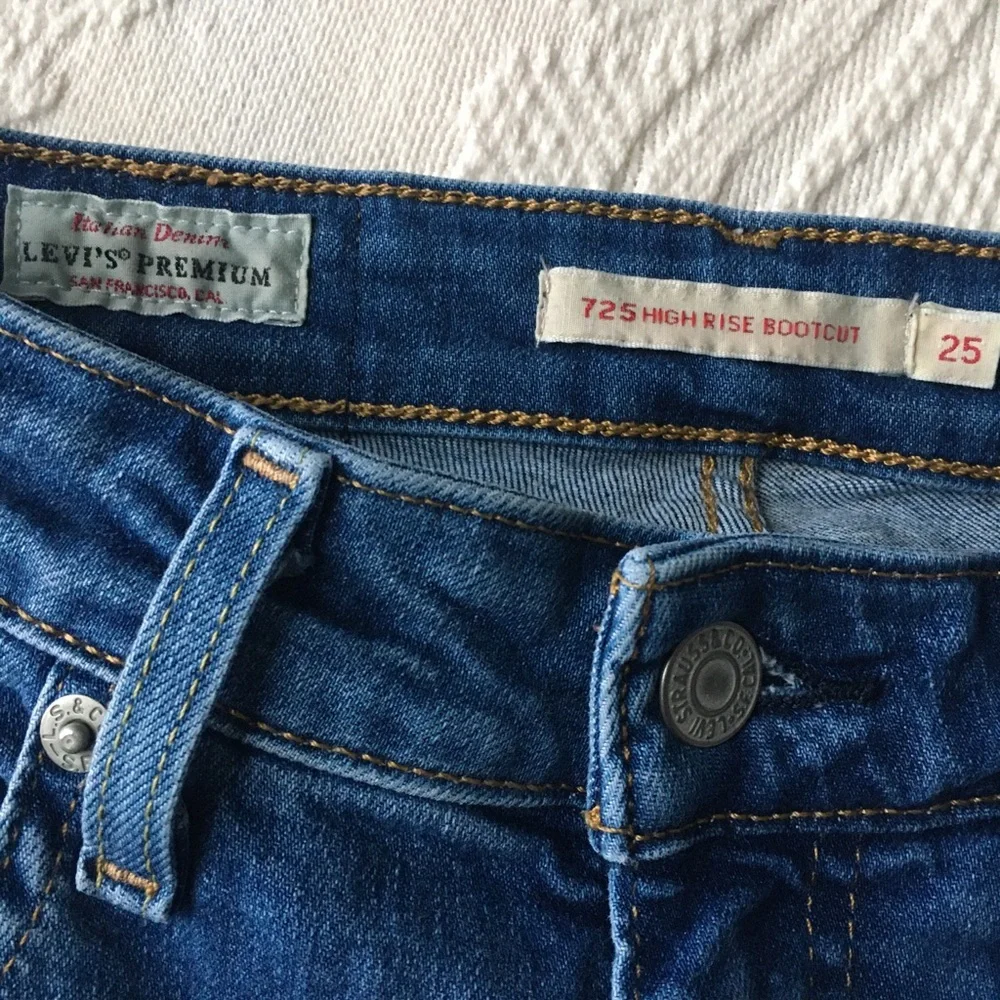 Levi’s Premium High Rise Bootcut Jeans - Picture 2 of 4